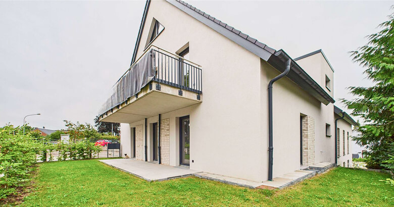 Einfamilienhaus Immobilie Außenansicht Mit Balkon