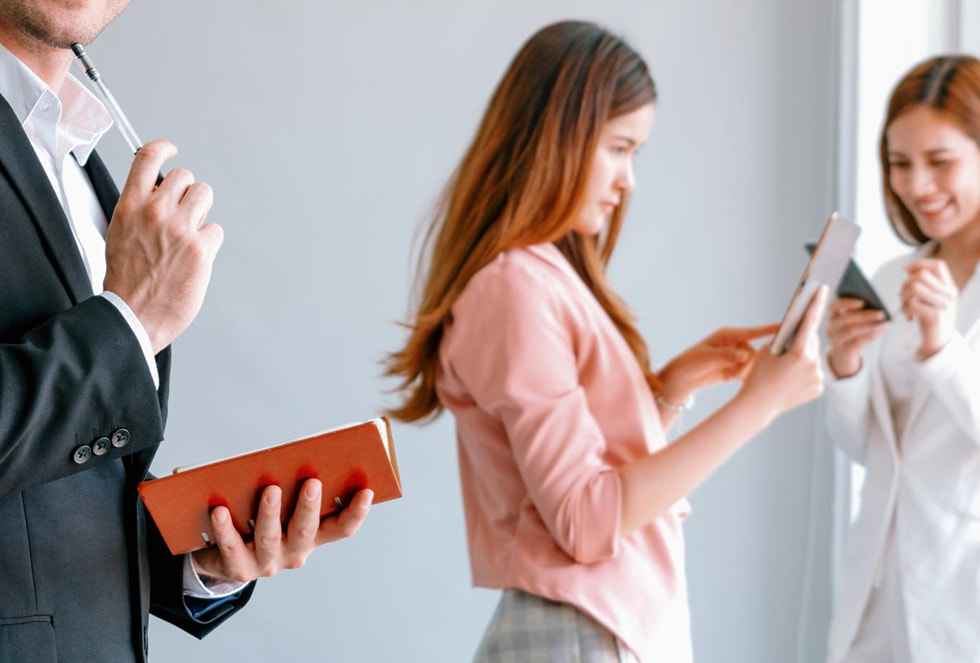 Immobilien Beratung Kunden Prüfen Dokumente Und Tablet