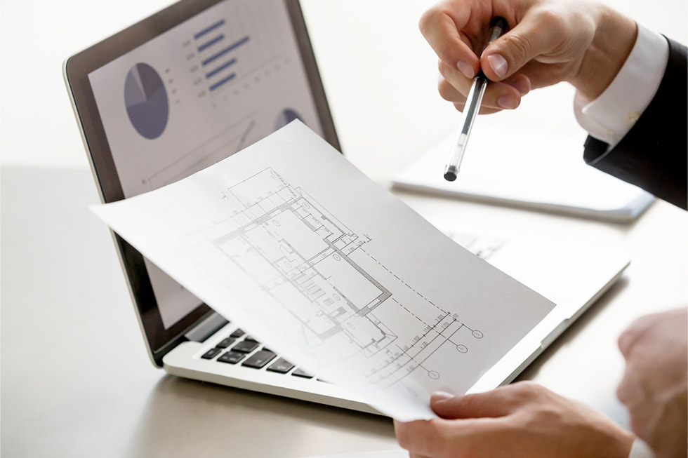 Immobilien Grundriss Analyse Mit Laptop Und Dokument