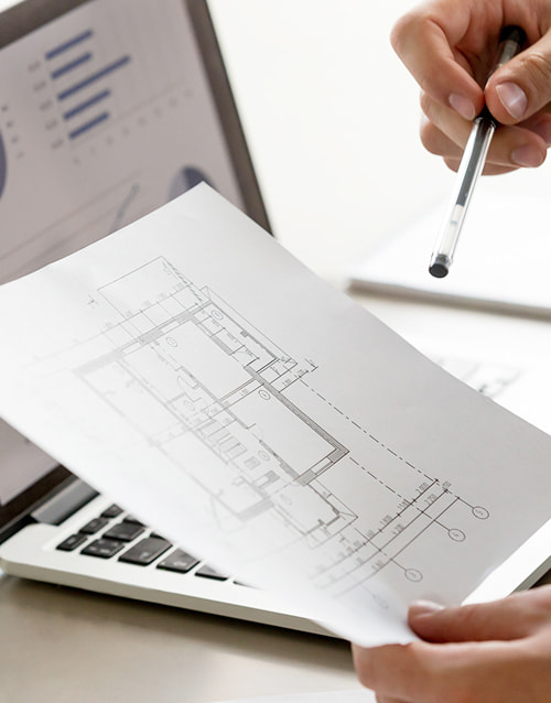 Immobilien Grundriss Analyse Mit Laptop Und Dokument M