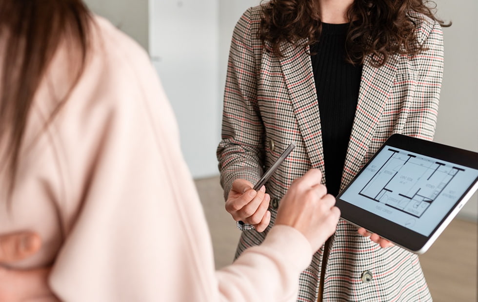 Immobilien Grundriss Besprechung Auf Tablet