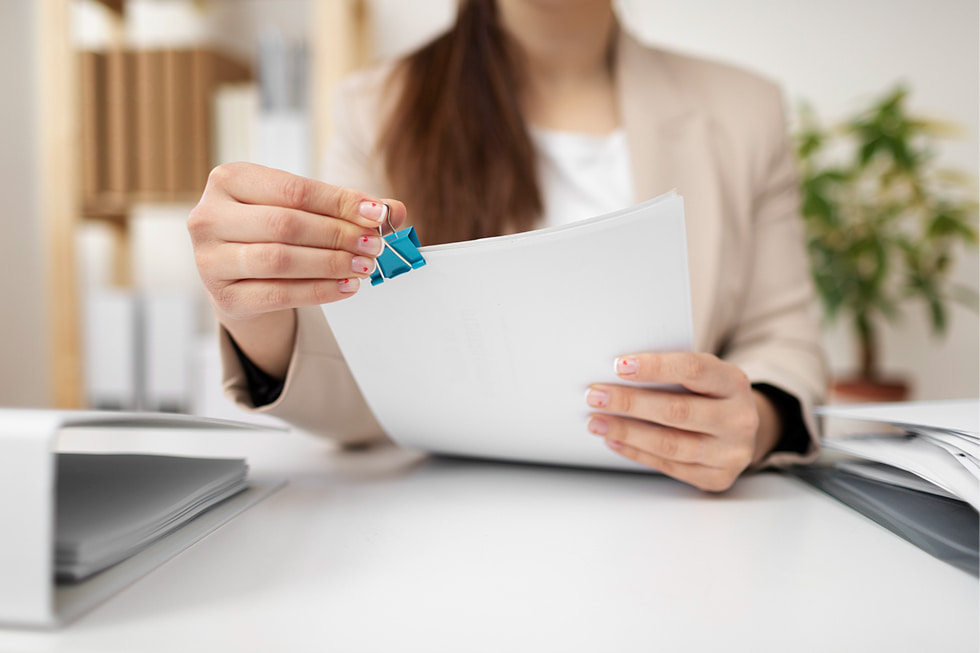 Immobilien Unterlagen Mit Klammer Ordnen Dokumente