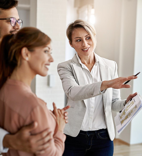 Immobilienmakler Beratung Bei Wohnungsbesichtigung