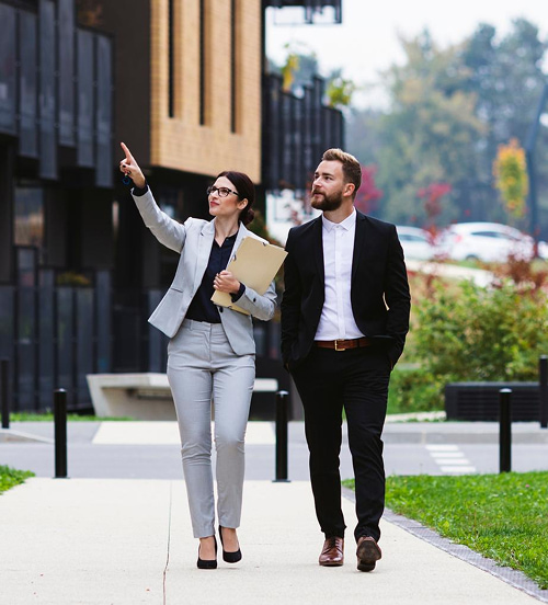 Immobilienmakler Zeigt Gebäude Bei Besichtigung