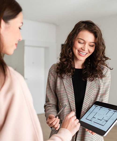 Immobilienmakler Zeigt Wohnungsgrundriss Auf Tablet