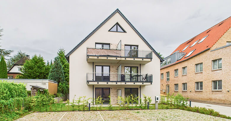 Mehrfamilienhaus Immobilie Außenansicht Garten