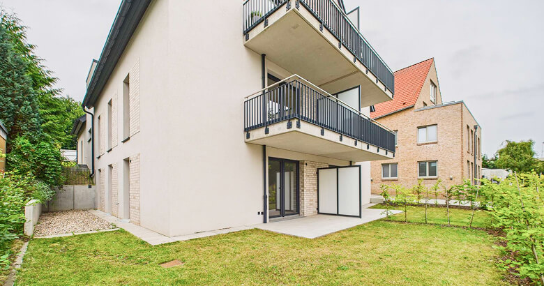 Mehrfamilienhaus Immobilie Außenansicht Mit Balkon