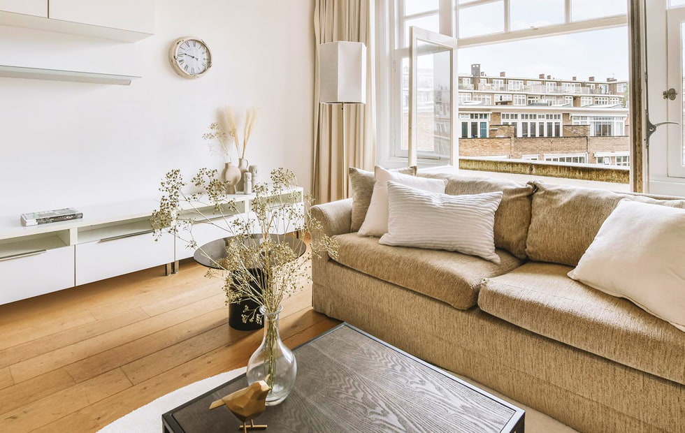 Wohnzimmer Wohnung Innenansicht Mit Sofa Und Fenster