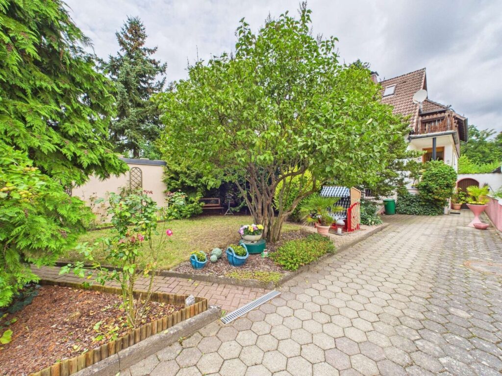 Garten mit Außenansicht
